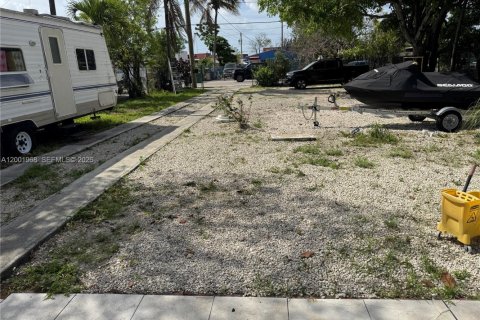 House in Miami, Florida 2 bedrooms, 112.69 sq.m. № 2066048 - photo 2