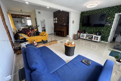 House in Miami, Florida 2 bedrooms, 112.69 sq.m. № 2066048 - photo 5