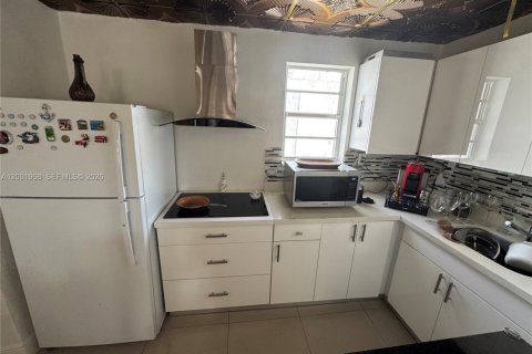 House in Miami, Florida 2 bedrooms, 112.69 sq.m. № 2066048 - photo 11