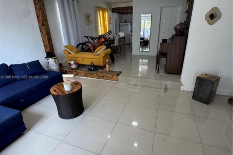 House in Miami, Florida 2 bedrooms, 112.69 sq.m. № 2066048 - photo 4