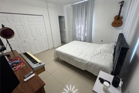 House in Miami, Florida 2 bedrooms, 112.69 sq.m. № 2066048 - photo 12