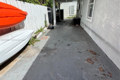 House in Miami, Florida 2 bedrooms, 112.69 sq.m. № 2066048 - photo 15