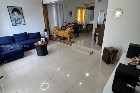 House in Miami, Florida 2 bedrooms, 112.69 sq.m. № 2066048 - photo 6