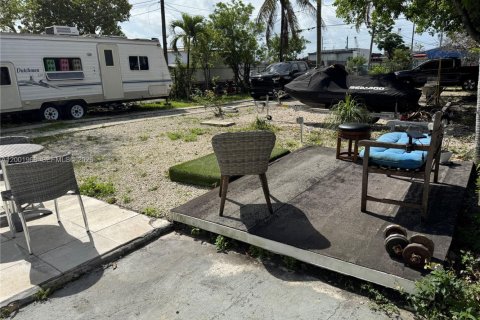 House in Miami, Florida 2 bedrooms, 112.69 sq.m. № 2066048 - photo 3