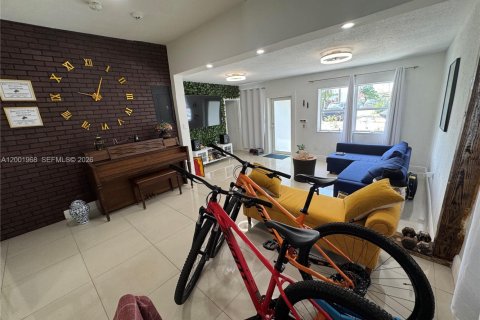 House in Miami, Florida 2 bedrooms, 112.69 sq.m. № 2066048 - photo 7