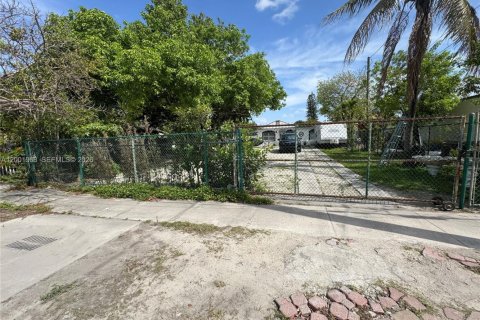 House in Miami, Florida 2 bedrooms, 112.69 sq.m. № 2066048 - photo 21