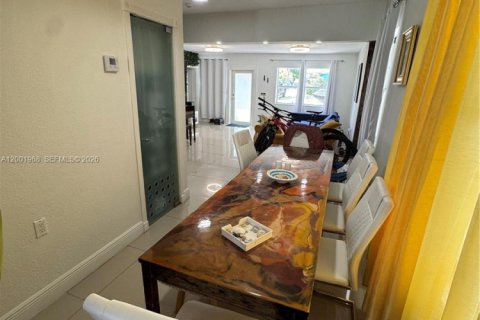House in Miami, Florida 2 bedrooms, 112.69 sq.m. № 2066048 - photo 9