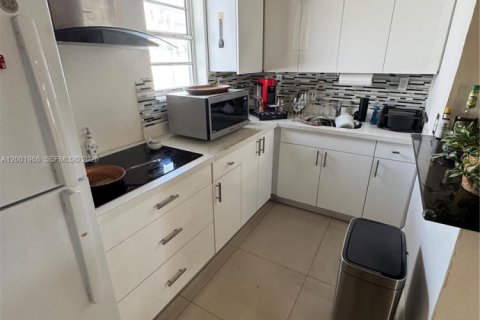 House in Miami, Florida 2 bedrooms, 112.69 sq.m. № 2066048 - photo 10