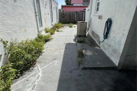 House in Miami, Florida 2 bedrooms, 112.69 sq.m. № 2066048 - photo 17