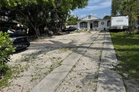 House in Miami, Florida 2 bedrooms, 112.69 sq.m. № 2066048