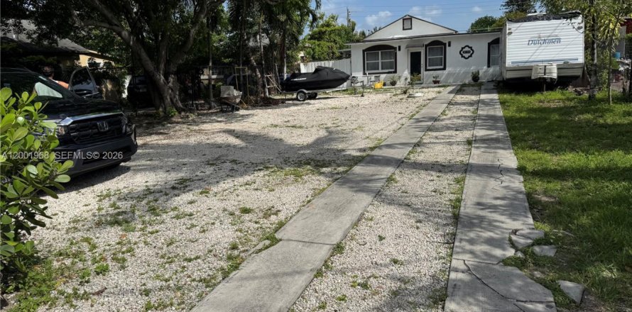 House in Miami, Florida 2 bedrooms, 112.69 sq.m. № 2066048