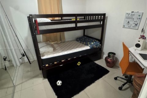 House in Miami, Florida 2 bedrooms, 112.69 sq.m. № 2066048 - photo 14