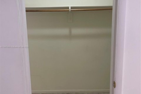 Condo in Hialeah, Florida, 2 bedrooms  № 1847630 - photo 4