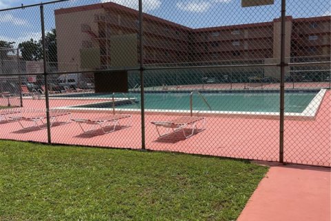Condo in Hialeah, Florida, 2 bedrooms  № 1847630 - photo 7