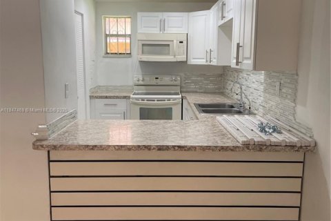 Condo in Hialeah, Florida, 2 bedrooms  № 1847630 - photo 1