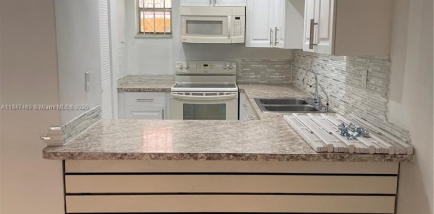 Condo in Hialeah, Florida, 2 bedrooms № 1847630