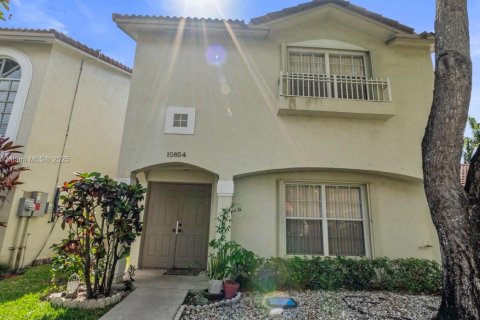 Touwnhouse à vendre à Pembroke Pines, Floride: 3 chambres, 151.9 m2 № 1674730 - photo 2