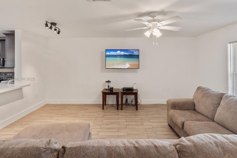 Touwnhouse à vendre à Pembroke Pines, Floride: 3 chambres, 151.9 m2 № 1674730 - photo 4