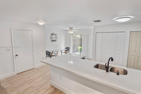Touwnhouse à vendre à Pembroke Pines, Floride: 3 chambres, 151.9 m2 № 1674730 - photo 9