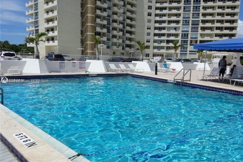 Снять в аренду кондоминиум в Халландейл-Бич, Флорида 2 спальни, 100.33м2, № 1858152 - фото 10