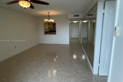 Condo in Hialeah Gardens, Florida, 2 bedrooms  № 2003033 - photo 9