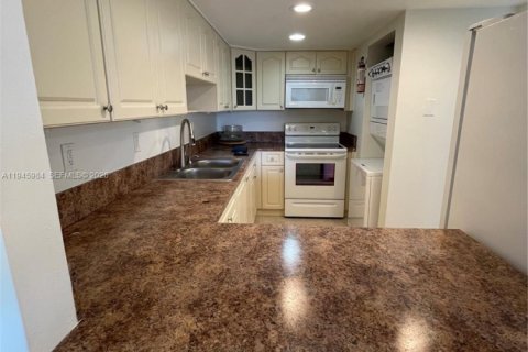 Condo in Hialeah Gardens, Florida, 2 bedrooms  № 2003033 - photo 8
