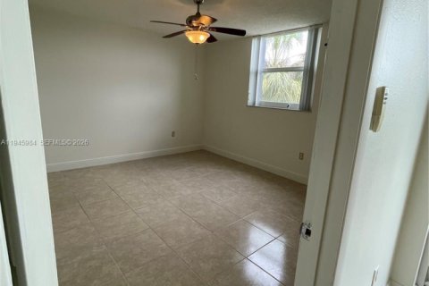 Condo in Hialeah Gardens, Florida, 2 bedrooms  № 2003033 - photo 16