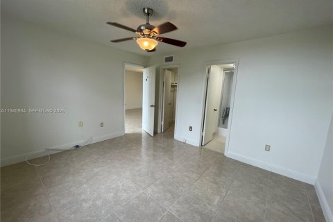 Condo in Hialeah Gardens, Florida, 2 bedrooms  № 2003033 - photo 17