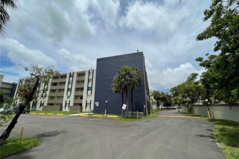 Condo in Hialeah Gardens, Florida, 2 bedrooms  № 2003033 - photo 2
