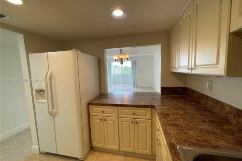 Condo in Hialeah Gardens, Florida, 2 bedrooms  № 2003033 - photo 10