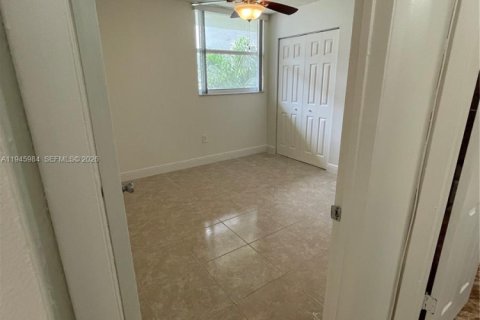 Condo in Hialeah Gardens, Florida, 2 bedrooms  № 2003033 - photo 13
