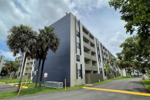 Condo in Hialeah Gardens, Florida, 2 bedrooms  № 2003033 - photo 28