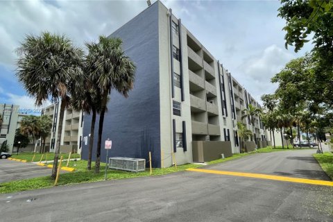 Condo in Hialeah Gardens, Florida, 2 bedrooms  № 2003033 - photo 27