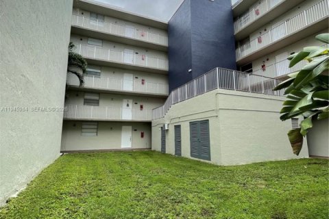 Condo in Hialeah Gardens, Florida, 2 bedrooms  № 2003033 - photo 5