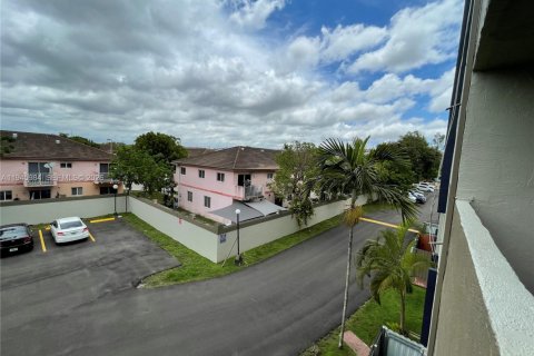 Condo in Hialeah Gardens, Florida, 2 bedrooms  № 2003033 - photo 23