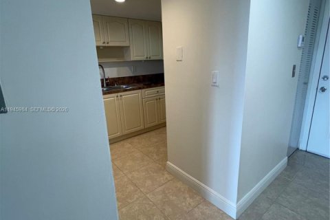 Condo in Hialeah Gardens, Florida, 2 bedrooms  № 2003033 - photo 7