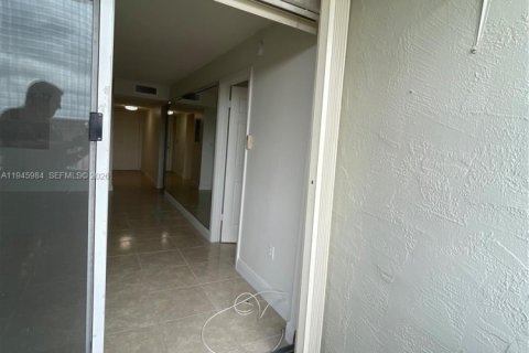 Condo in Hialeah Gardens, Florida, 2 bedrooms  № 2003033 - photo 25