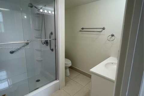Condo in Hialeah Gardens, Florida, 2 bedrooms  № 2003033 - photo 19