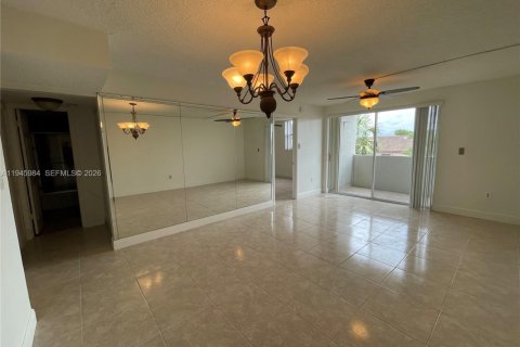 Condo in Hialeah Gardens, Florida, 2 bedrooms  № 2003033 - photo 15