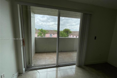 Condo in Hialeah Gardens, Florida, 2 bedrooms  № 2003033 - photo 20