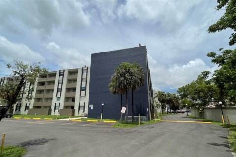 Condo in Hialeah Gardens, Florida, 2 bedrooms  № 2003033 - photo 26