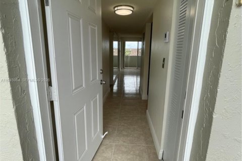 Condo in Hialeah Gardens, Florida, 2 bedrooms  № 2003033 - photo 6
