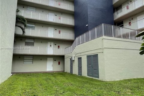 Condo in Hialeah Gardens, Florida, 2 bedrooms  № 2003033 - photo 29