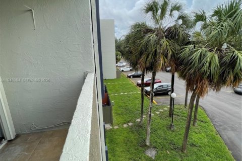 Condo in Hialeah Gardens, Florida, 2 bedrooms  № 2003033 - photo 22