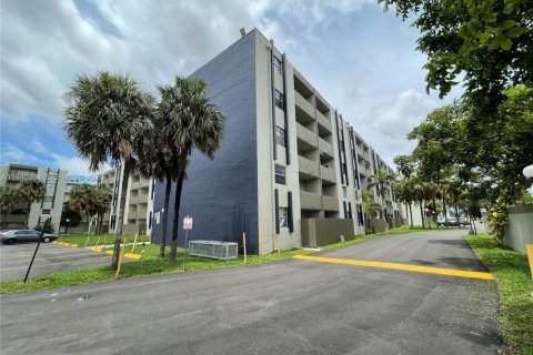 Condo in Hialeah Gardens, Florida, 2 bedrooms  № 2003033 - photo 3
