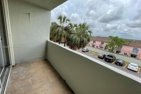 Condo in Hialeah Gardens, Florida, 2 bedrooms  № 2003033 - photo 21