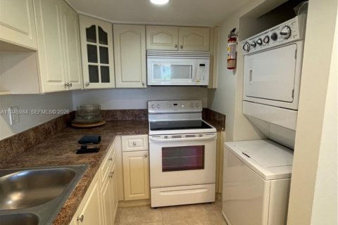 Condo in Hialeah Gardens, Florida, 2 bedrooms  № 2003033 - photo 12