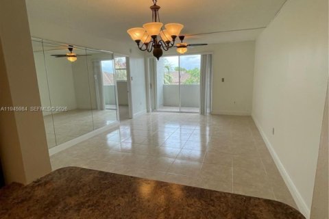 Condo in Hialeah Gardens, Florida, 2 bedrooms  № 2003033 - photo 11