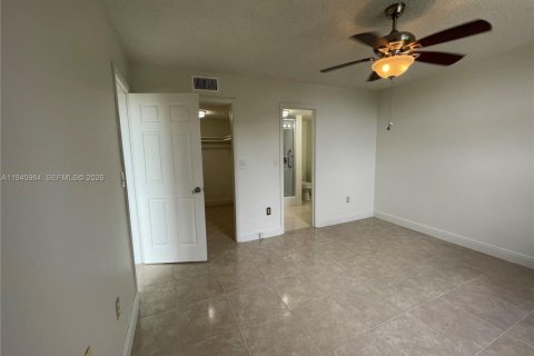 Condo in Hialeah Gardens, Florida, 2 bedrooms  № 2003033 - photo 18