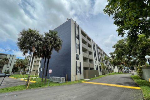 Condo in Hialeah Gardens, Florida, 2 bedrooms  № 2003033 - photo 4